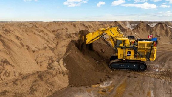 Komatsus-Largest-Hydraulic-Excavator-Arrives-In-Canada