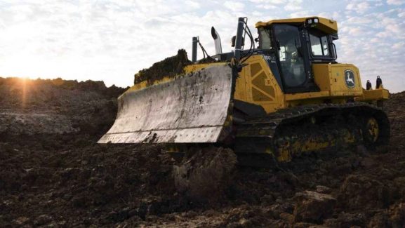John-Deeres-Powerful-New-850-X-Tier-Dozer-With-E-Drive-Gives-Operators-Maximum-Control